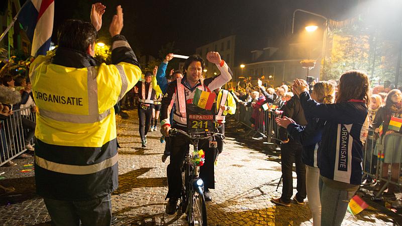 Xander fiets door het feestgedruis in Zele. Foto: Daniel Rommens