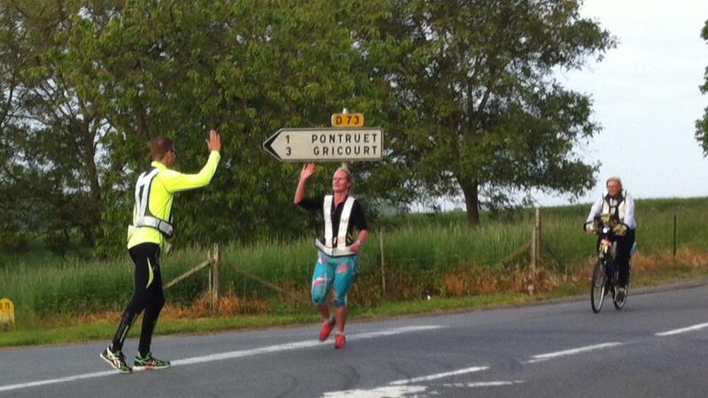 Edwin en Marieke wisselen onder toeziend oog van Rosemarie op de fiets. Foto: Bert van Ravenswaaij