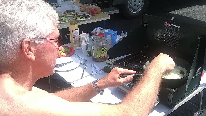 Water, een wc, elektriciteit en Hamburgers de Luxe op het terrein van Transportbedrijf Soussi in Quiévrechain. Foto: John-Pierre Cornelissen