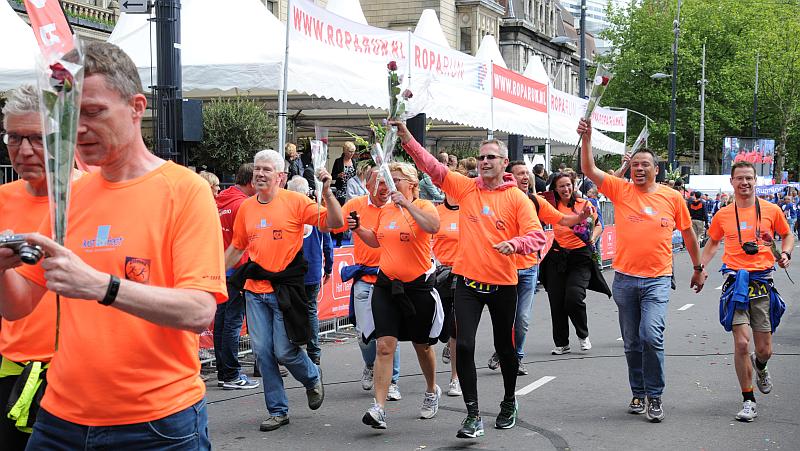 Op weg naar de Roparun finish op de Coolsingel. Foto: Cathy Schouten