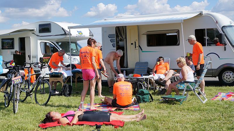 Roparun Startterrein naast vliegveld Parijs Le Bourget. Foto: Janneke de Jonge