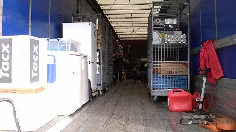 De vrachtwagen wordt ingericht met bedden, koelkasten, kratten, rolcontainers en eten. Foto: John-Pierre Cornelissen
