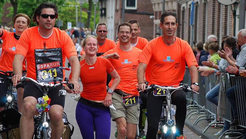 Annemieke, Xander, Marieke, Erik, Ben, Edwin en Bert tijdens de Run-bike-run bij Barendrecht. Foto: Satish Kumar Beella