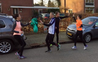 Een wissel tijdens de Roparun-training van Team Climax Ede