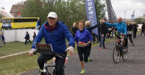 Vol goede moed starten de eerste Roparun lopers vanuit Hamburg.