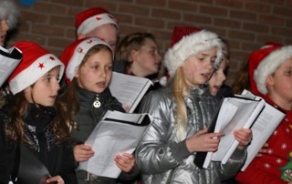 Een kinderkoor zingt kerstliedjes