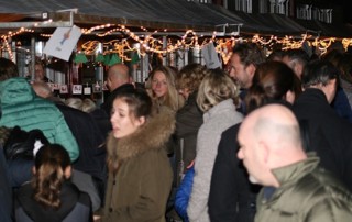 Het is gezellig druk op de kerstmarkt